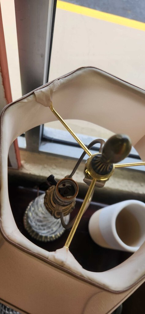 1970S CRYSTAL GENIE LAMP