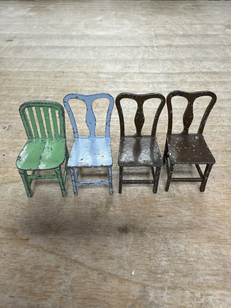 VINTAGE TOOTSIE TOY MINI CHAIRS AND LAMP AND BARCLAY PARK BENCH