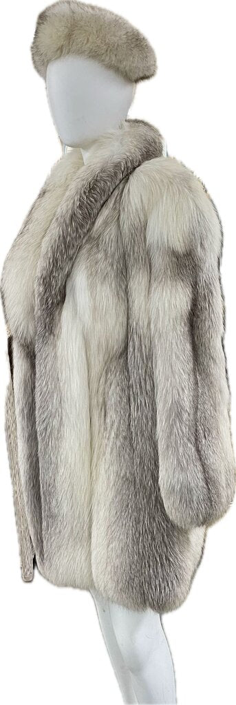 VINTAGE SAGA FOX FUR COAT SIZE MD WITH 100 PERCENT BEMBERG LINING WITH MATCHING HEADBAND