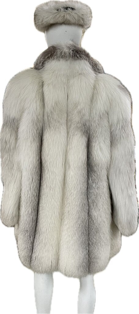 VINTAGE SAGA FOX FUR COAT SIZE MD WITH 100 PERCENT BEMBERG LINING WITH MATCHING HEADBAND