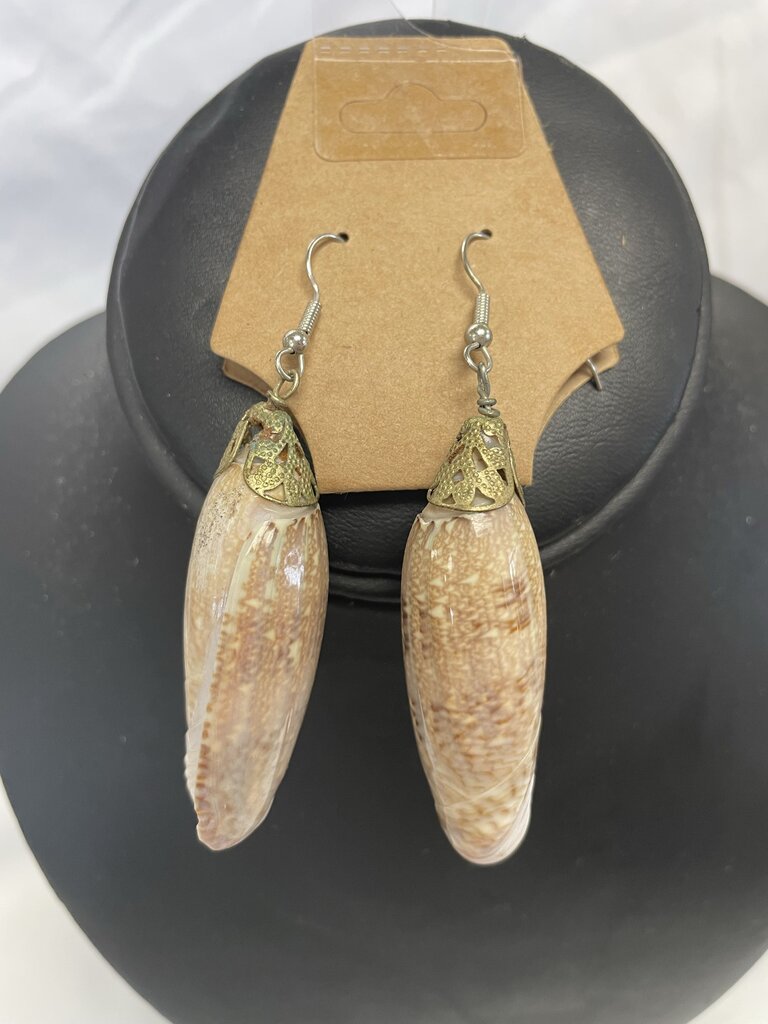 SHELL NECKLACE AND EARRINGS