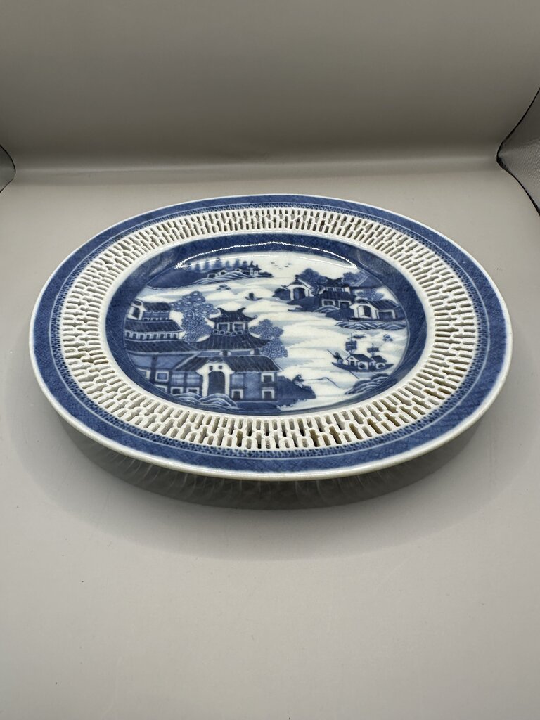 QIANLONG EXPORT PORCELAIN OVAL RETICULATED PLATE DATING BACK TO 1760S