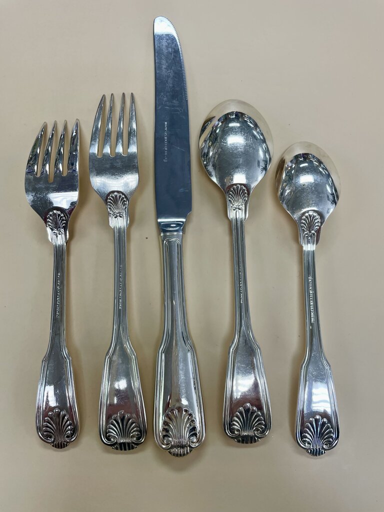 THE MAIN COURSE SHELL COQUILLE KINGS SET 12 PIECE SETTING AND SERVING UTENSILS, SOUP, AND BUTTER/FISH KNIFE