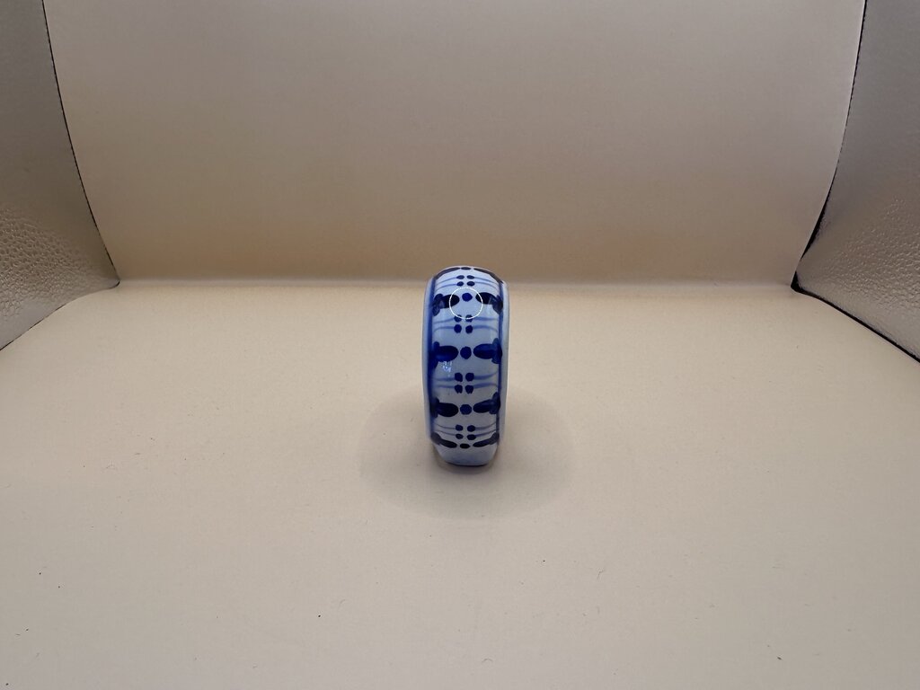 BLUE AND WHITE PORCELAIN NAPKIN RINGS SET OF 4