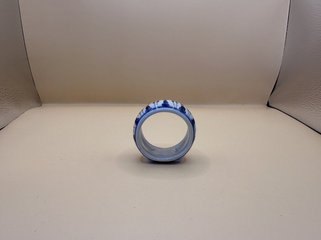 BLUE AND WHITE PORCELAIN NAPKIN RINGS SET OF 4