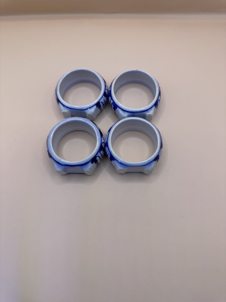 BLUE AND WHITE PORCELAIN NAPKIN RINGS SET OF 4