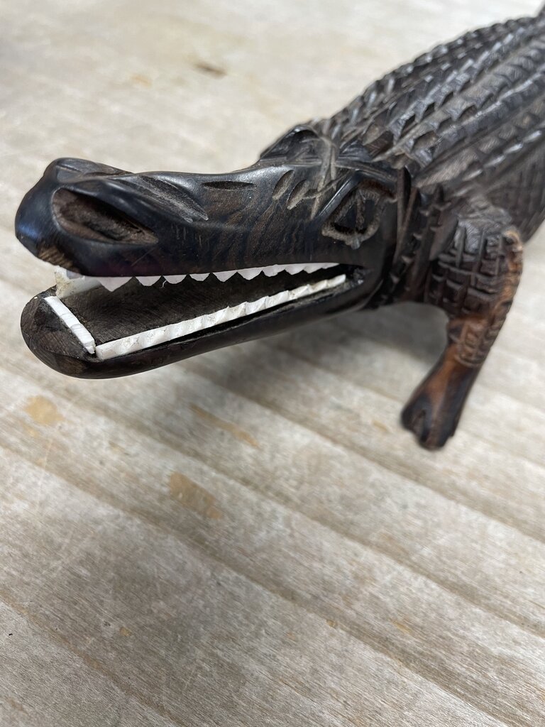 HAND CARVED WOODEN ALLIGATOR