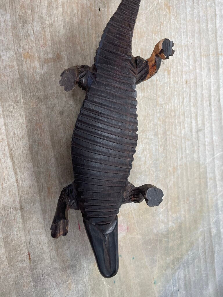 HAND CARVED WOODEN ALLIGATOR