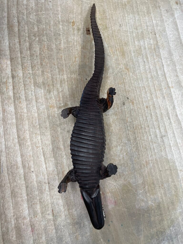 HAND CARVED WOODEN ALLIGATOR