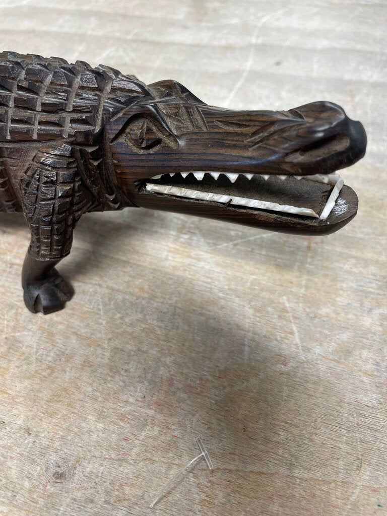 HAND CARVED WOODEN ALLIGATOR