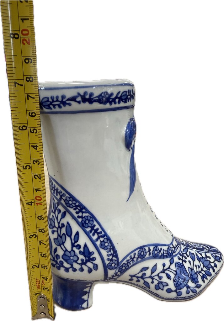 VICTORIAN PORCELAIN HIGH HEEL VASE