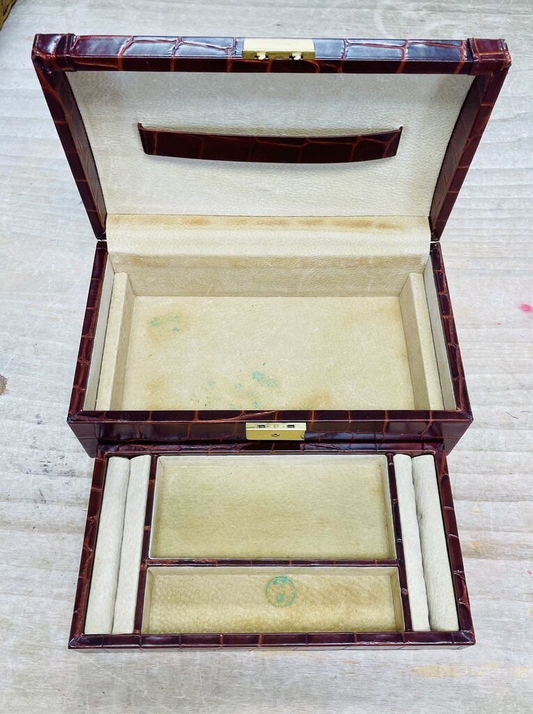 HANDMADE IN SPAIN LEATHER JEWELRY BOX