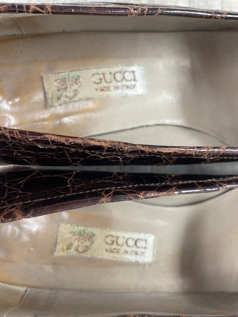 VINTAGE GUCCI CROC SKIN LOAFERS SIZE: 37