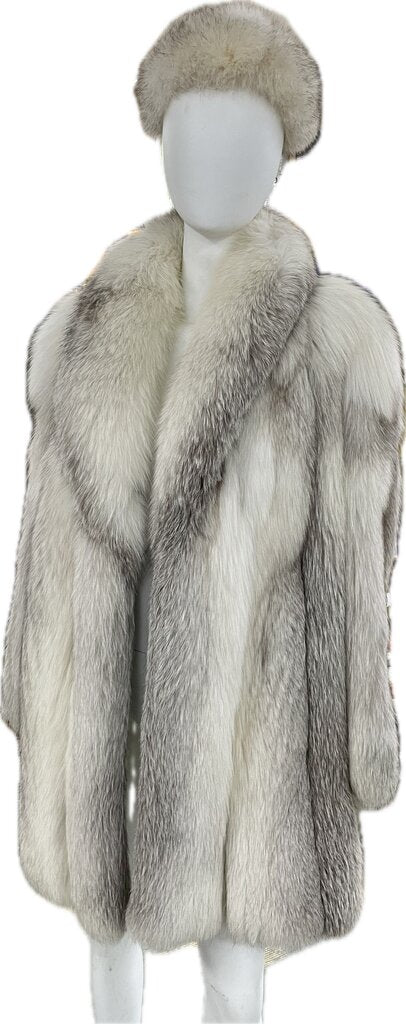 VINTAGE SAGA FOX FUR COAT SIZE MD WITH 100 PERCENT BEMBERG LINING WITH MATCHING HEADBAND