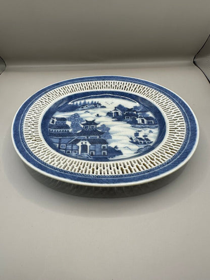QIANLONG EXPORT PORCELAIN OVAL RETICULATED PLATE DATING BACK TO 1760S