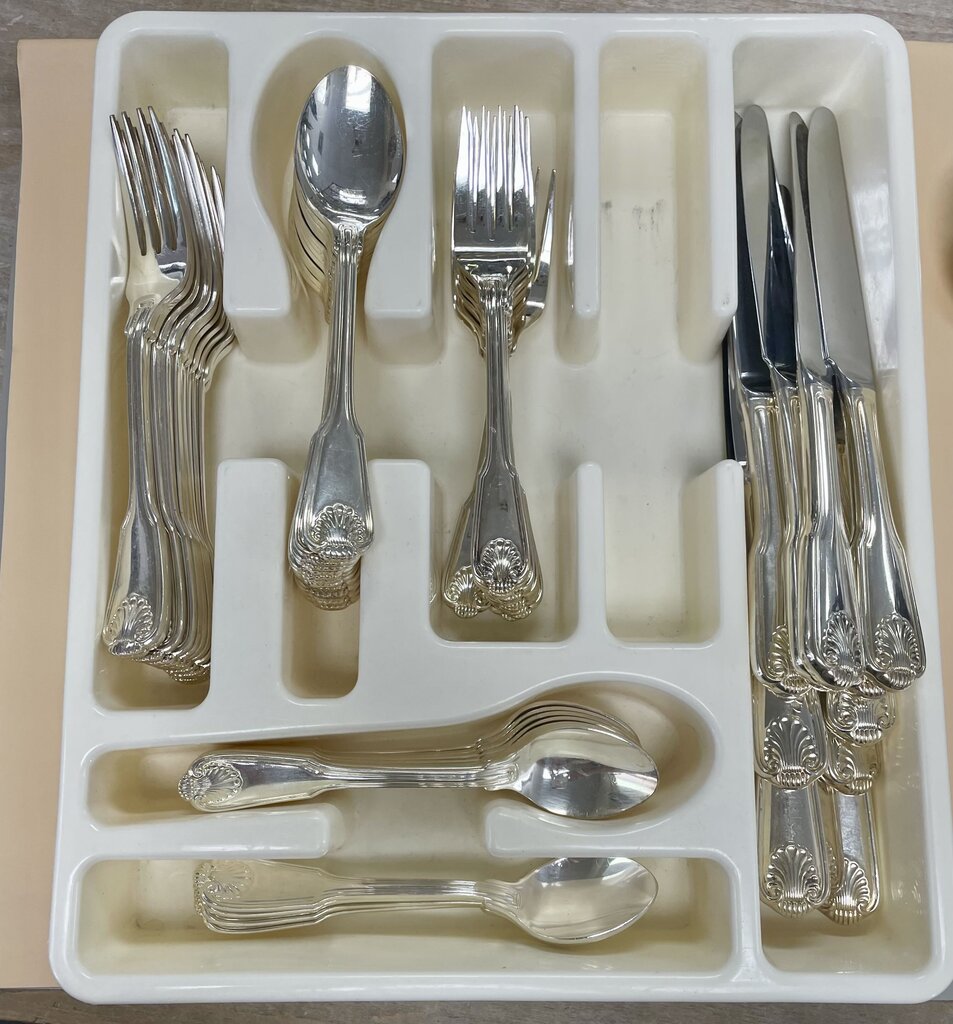 THE MAIN COURSE SHELL COQUILLE KINGS SET 12 PIECE SETTING AND SERVING UTENSILS, SOUP, AND BUTTER/FISH KNIFE