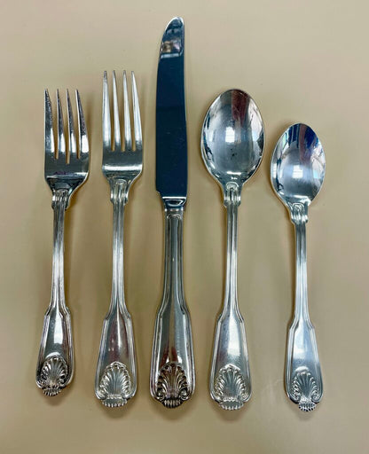 THE MAIN COURSE SHELL COQUILLE KINGS SET 12 PIECE SETTING AND SERVING UTENSILS, SOUP, AND BUTTER/FISH KNIFE