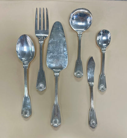 THE MAIN COURSE SHELL COQUILLE KINGS SET 12 PIECE SETTING AND SERVING UTENSILS, SOUP, AND BUTTER/FISH KNIFE