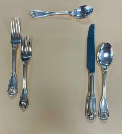 THE MAIN COURSE SHELL COQUILLE KINGS SET 12 PIECE SETTING AND SERVING UTENSILS, SOUP, AND BUTTER/FISH KNIFE