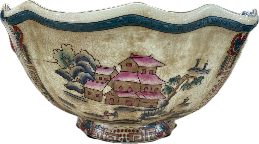 VINTAGE PORCEILAIN CHINESE FOOTED BOWL