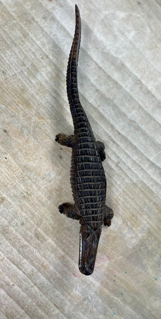 HAND CARVED WOODEN ALLIGATOR