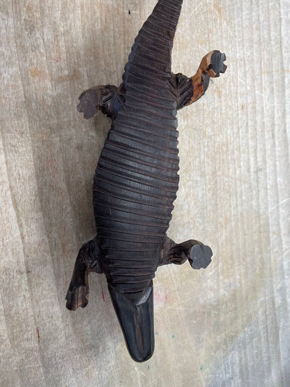 HAND CARVED WOODEN ALLIGATOR