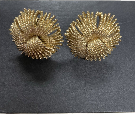 VINTAGE MONET CORDELIA DEMI PARURE GOLD CLIP ON EARRINGS