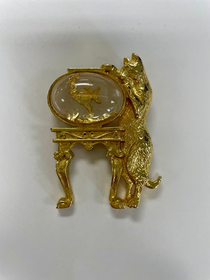 GOLD TONE CAT AND LUCITE BROOCH 2"
