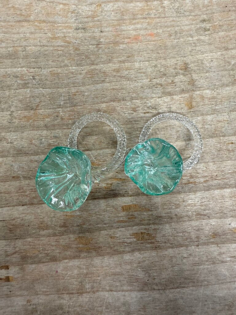 VINTAGE HAND BLOWN GREEN GLASS FLOWER NAPKIN RINGS SET OF 2