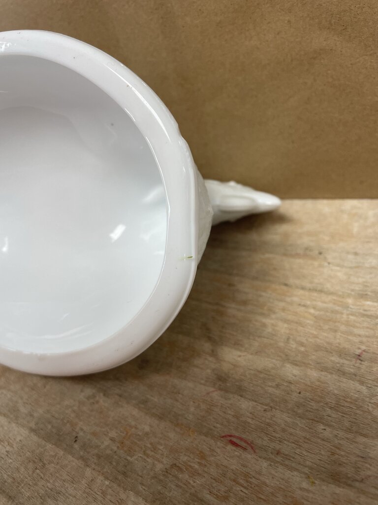 LIDDED MILK GLASS CHICKEN 7"x5.5"x5.5"