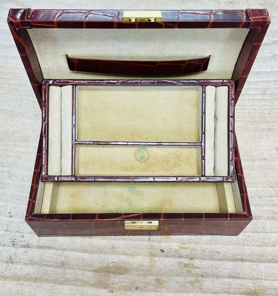 HANDMADE IN SPAIN LEATHER JEWELRY BOX