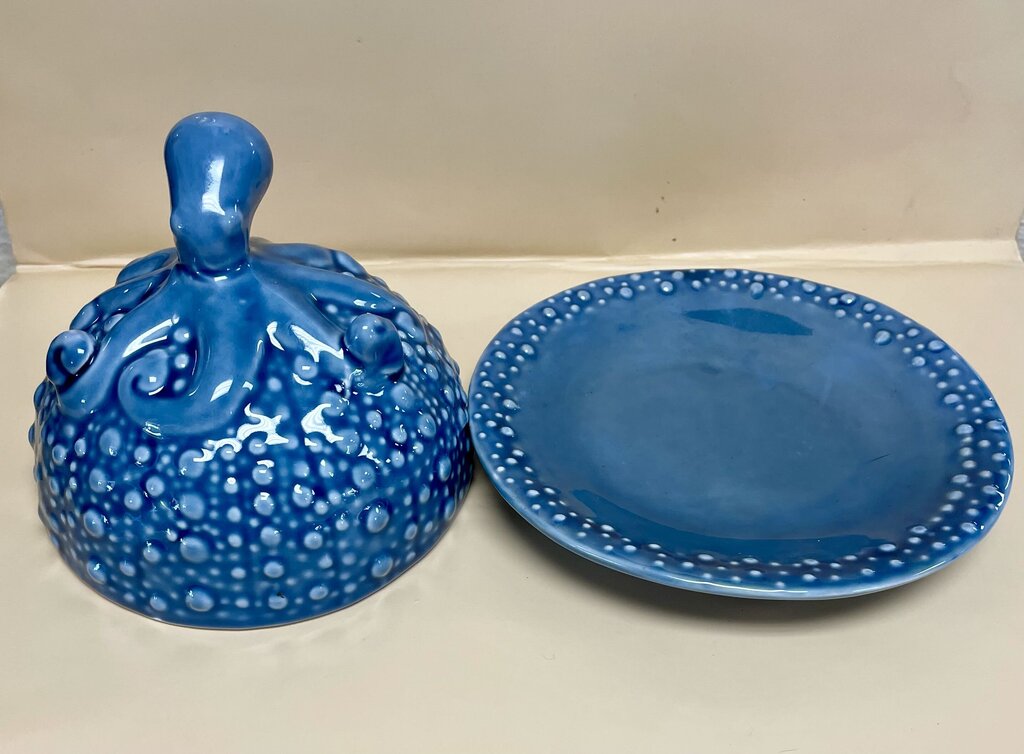 OCTOPUS STONEWARE COVERED DISH 6.25"ACROSS 5.5"HIGH