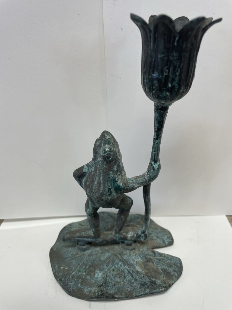 VINTAGE BRASS FROG HOLDING FLOWER FIGURINE