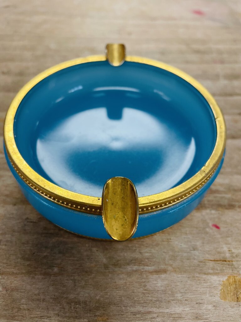 EARLY 20TH CENTURY FRENCH OPALINE GLASS ASHTRAY