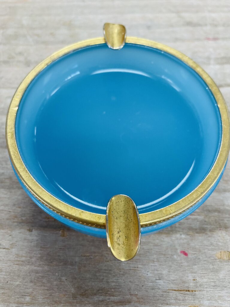 EARLY 20TH CENTURY FRENCH OPALINE GLASS ASHTRAY