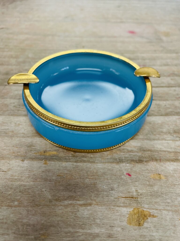 EARLY 20TH CENTURY FRENCH OPALINE GLASS ASHTRAY
