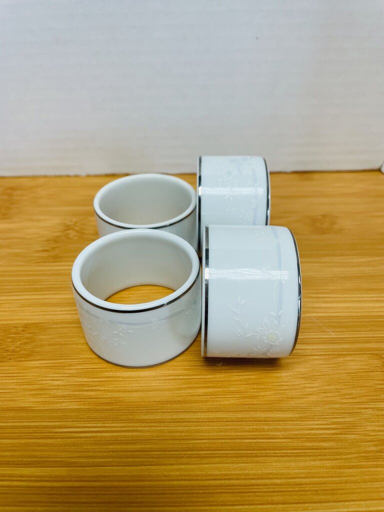 NORITAKE NAPKIN RING WHITE/ FLOWER