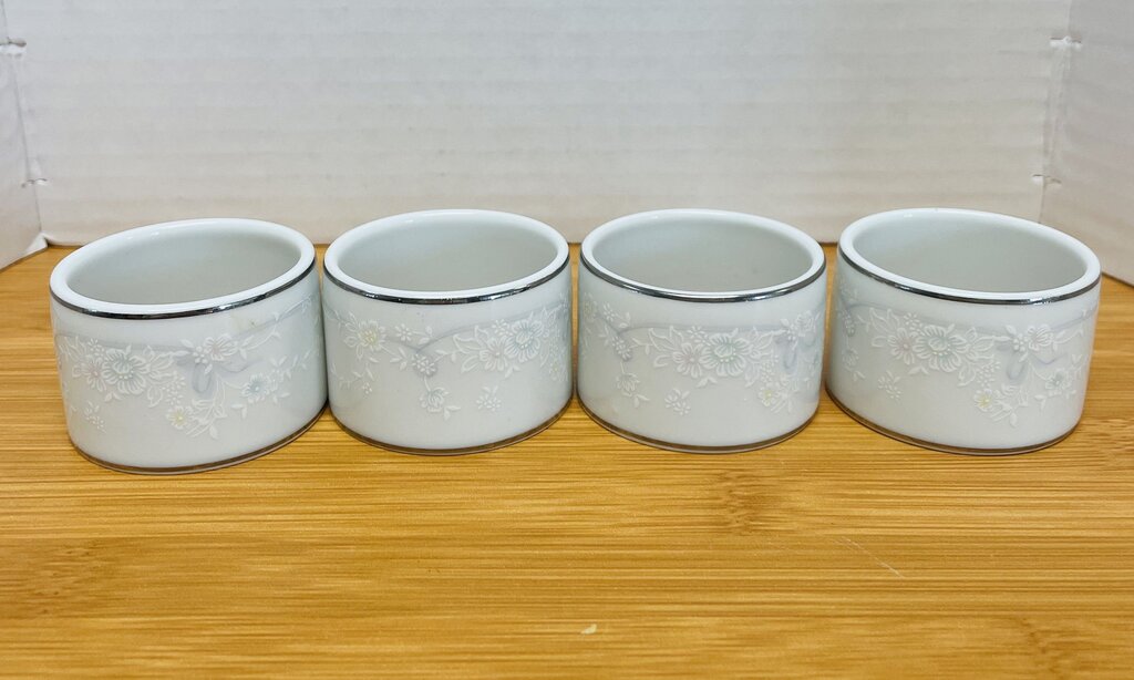 NORITAKE NAPKIN RING WHITE/ FLOWER