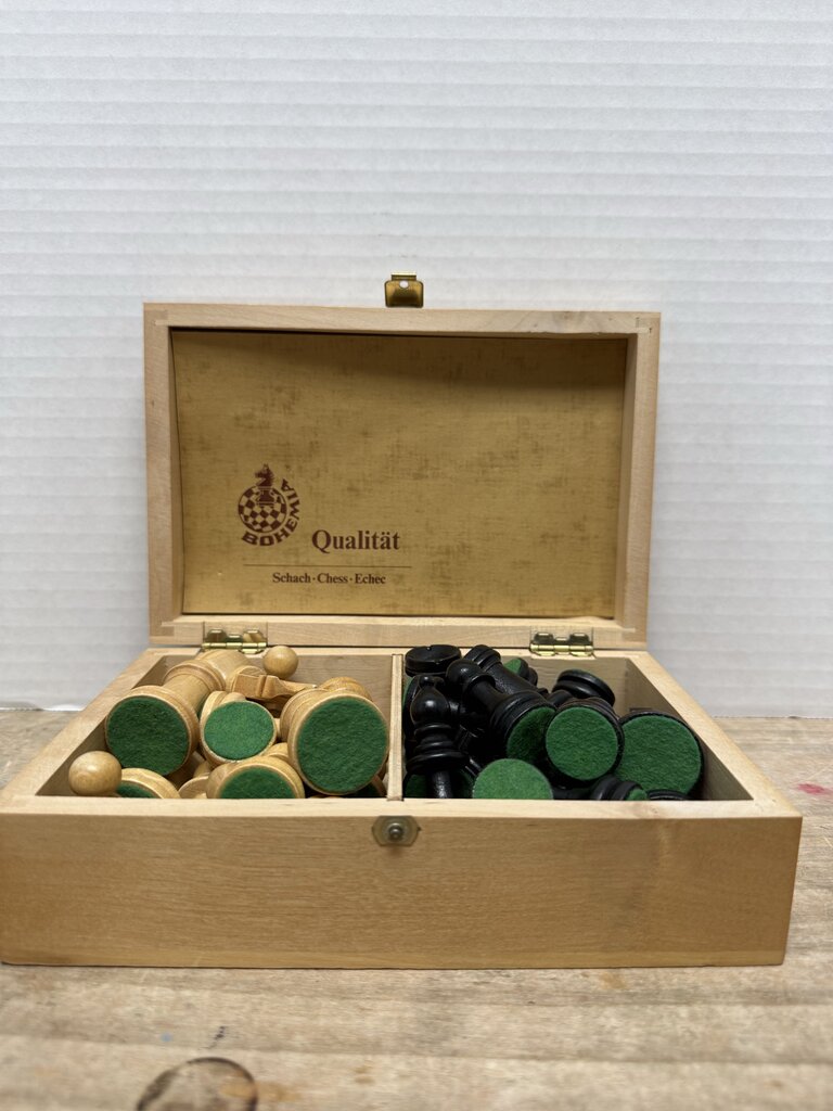 QUALITAT CHESS PIECES