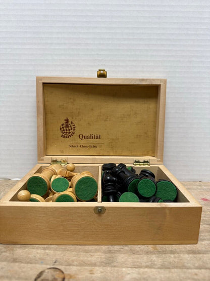 QUALITAT CHESS PIECES