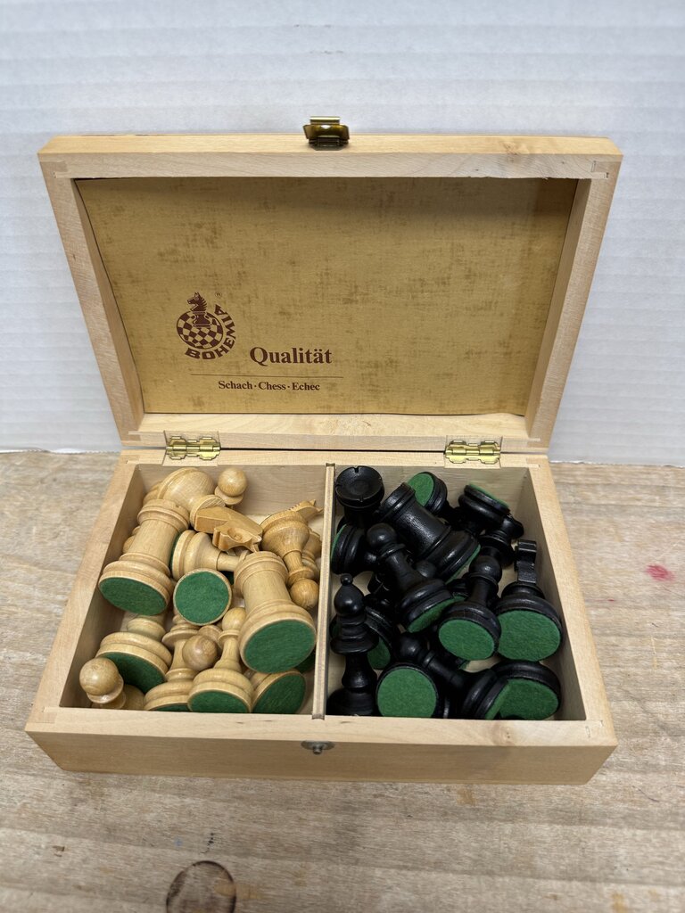 QUALITAT CHESS PIECES