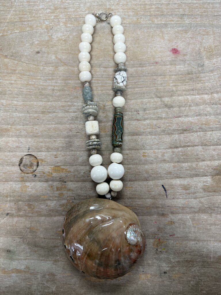 ABALONE SHELL NECKLACE WITH SHELLS AND BEADS