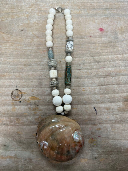 ABALONE SHELL NECKLACE WITH SHELLS AND BEADS