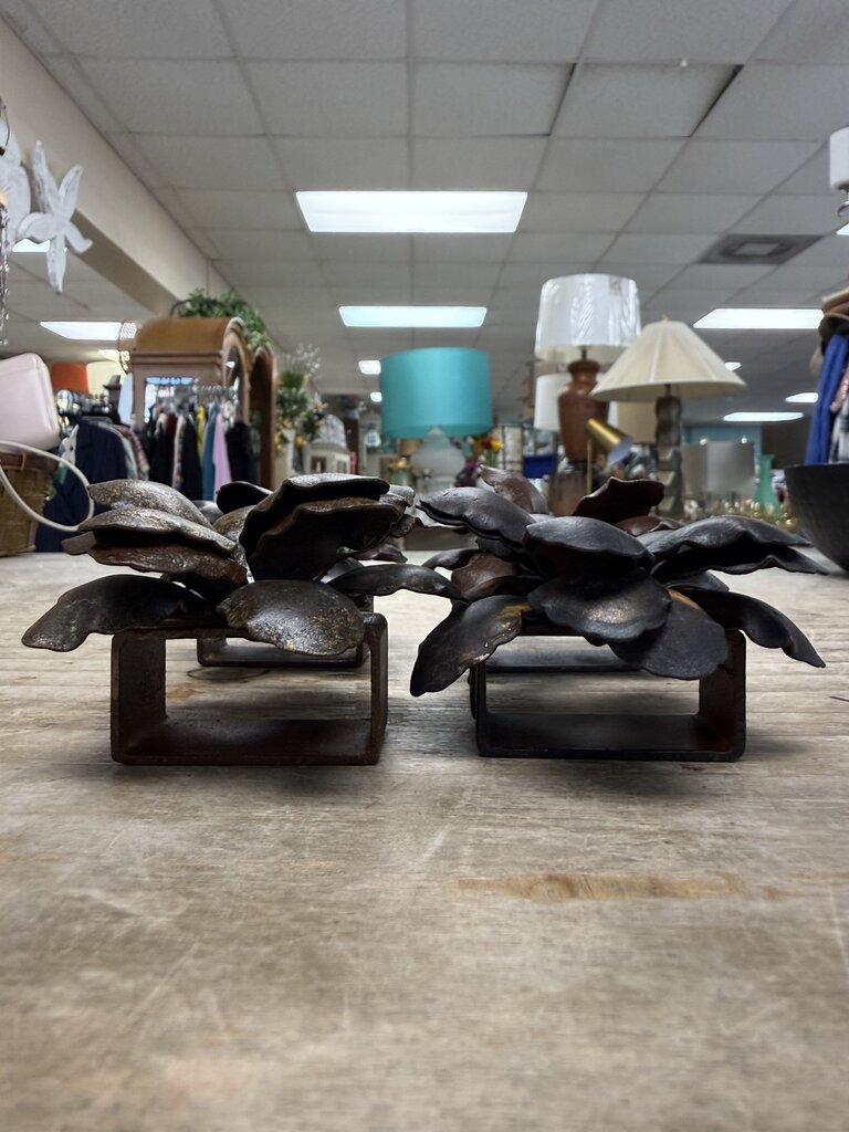 JAN BARBOGLIO HAND WORKED IRON FLOWER NAPKIN RINGS SET OF 4