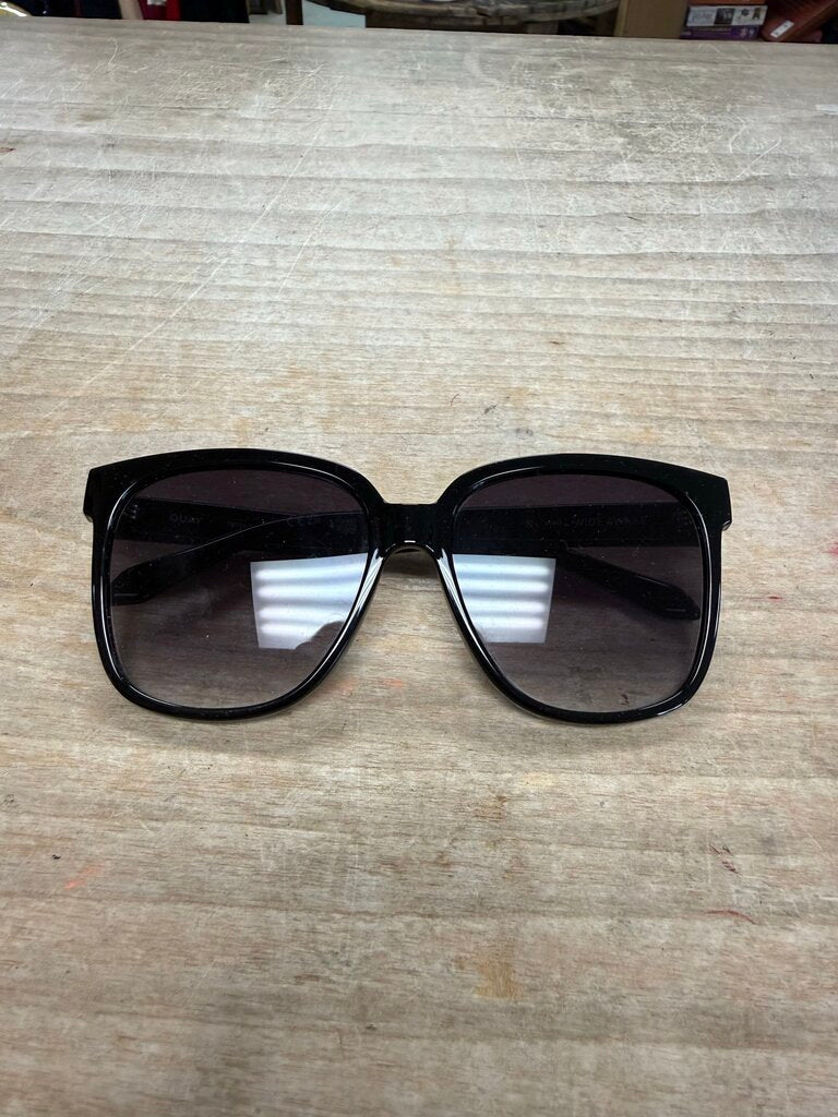 QUAY WIDE AWAKE BLACK SUNGLASSES