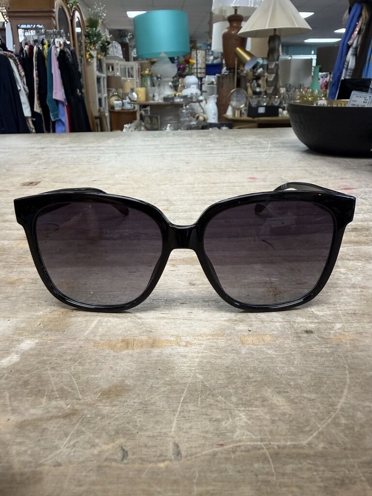 QUAY WIDE AWAKE BLACK SUNGLASSES