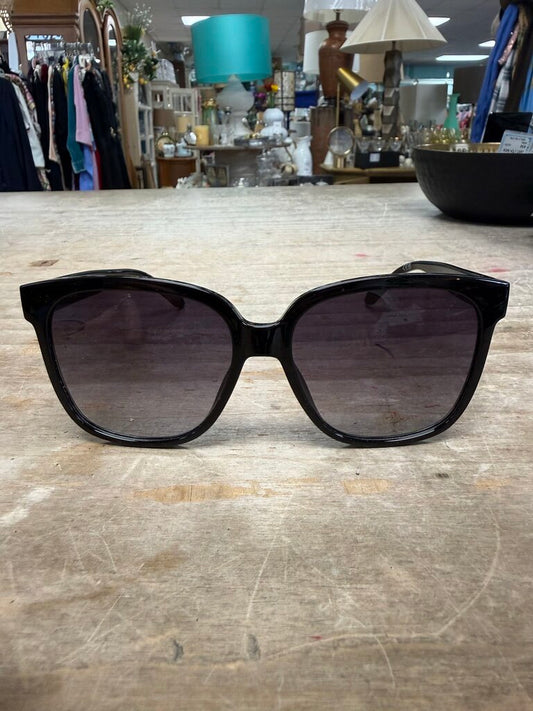 QUAY WIDE AWAKE BLACK SUNGLASSES