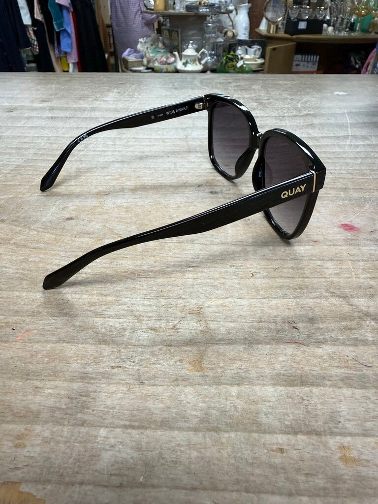 QUAY WIDE AWAKE BLACK SUNGLASSES