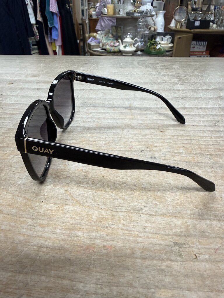 QUAY WIDE AWAKE BLACK SUNGLASSES