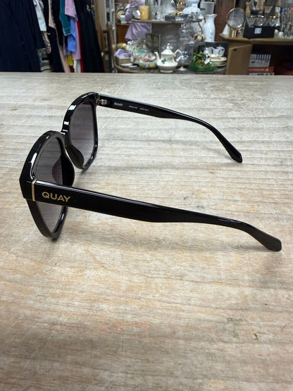 QUAY WIDE AWAKE BLACK SUNGLASSES